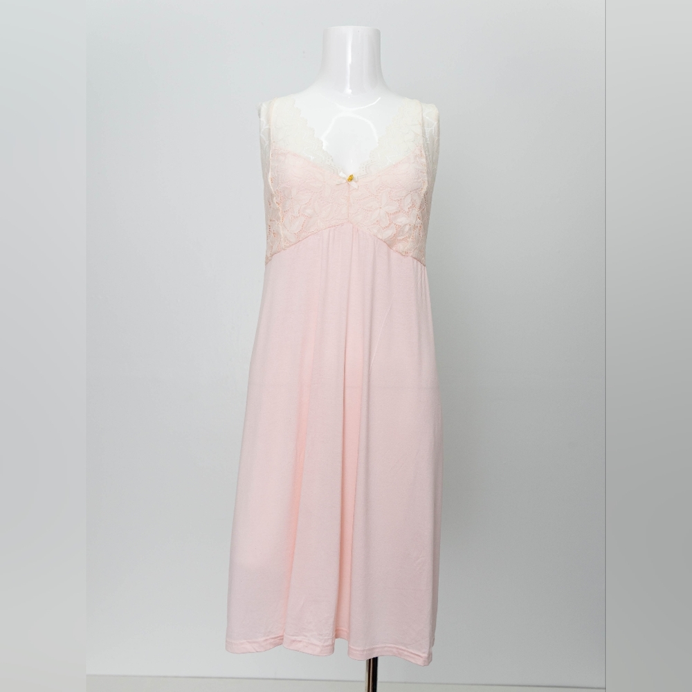 Daisy Fuentes Night Gown light pink with white lace